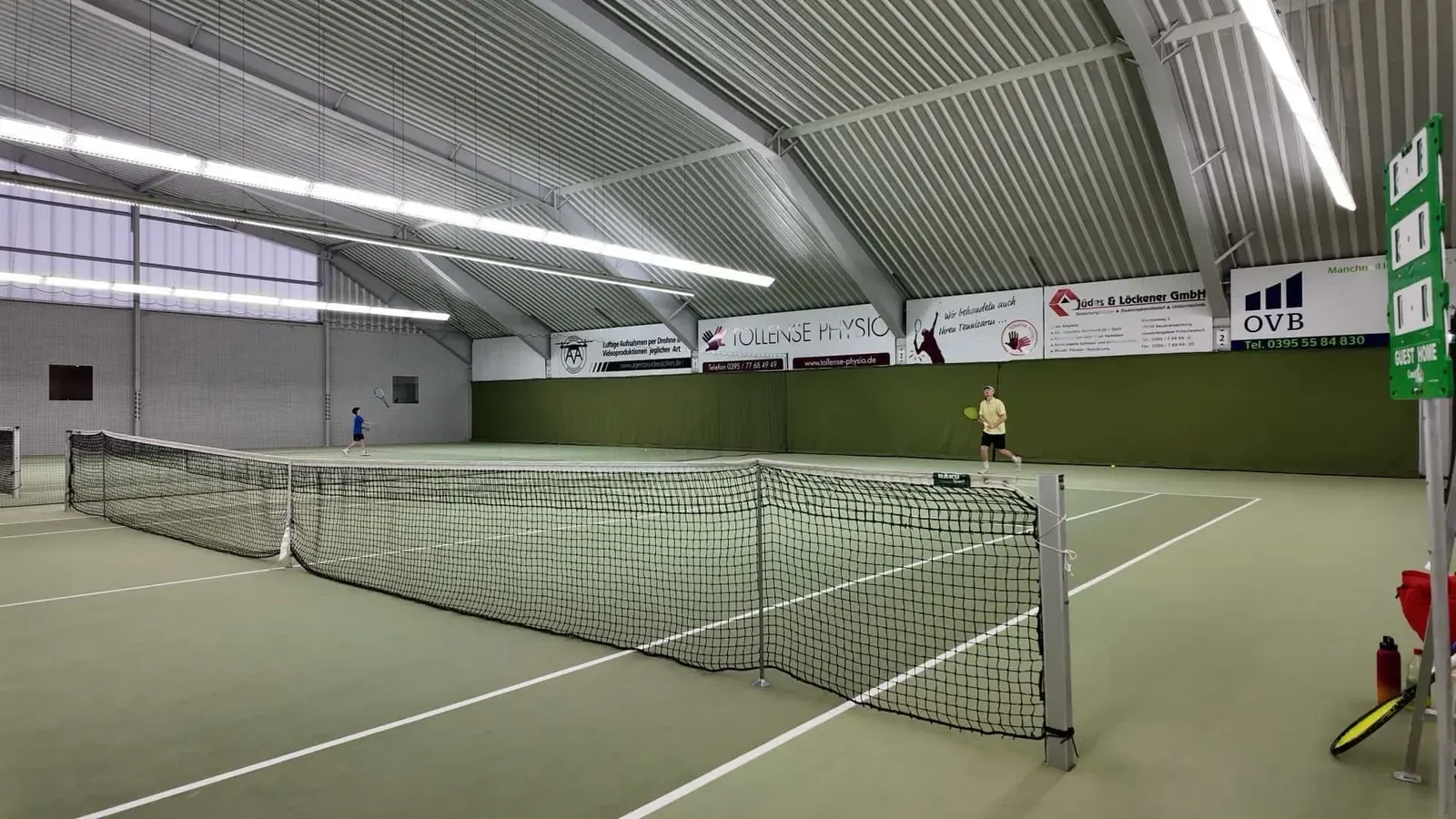 Hallen-Tennisplatz mit Netz im Tollense Court