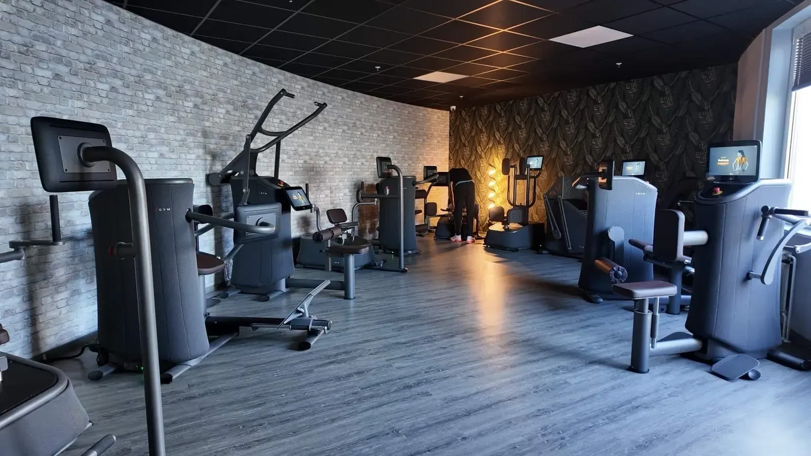 EGYM-Trainingsbereich mit smarten Kraftgeräten