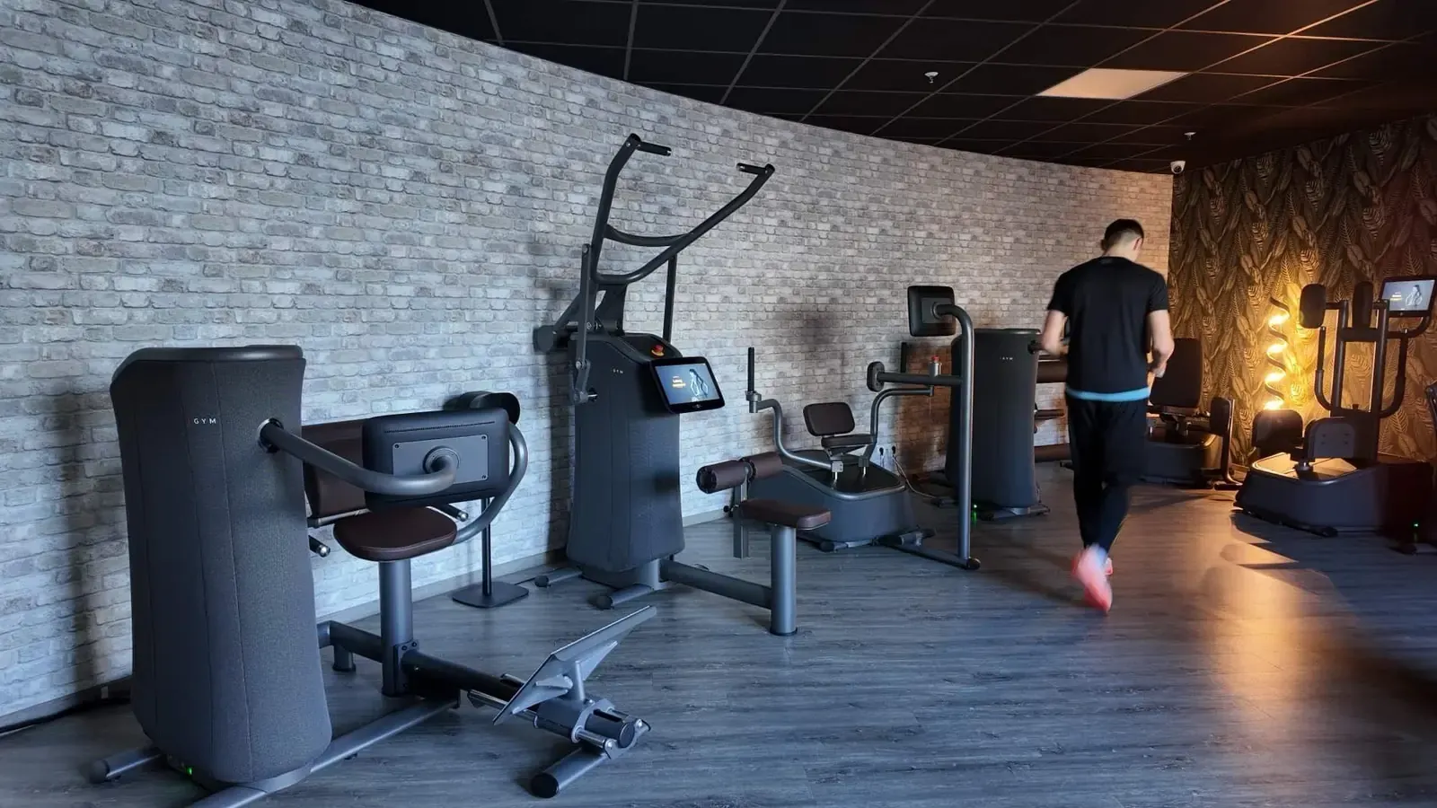 EGYM-Trainingsraum mit smarten Kraftgeräten