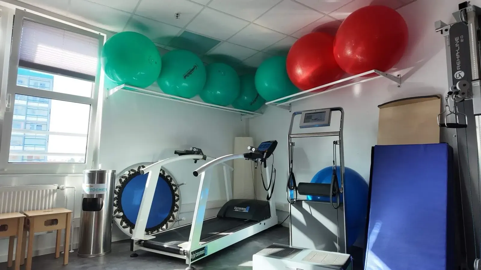 Therapieraum mit Schlingentisch, Trampolin und Gymnastikbällen